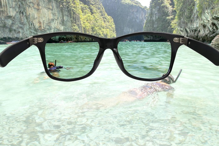 Солнцезащитные очки, вода, скалы
