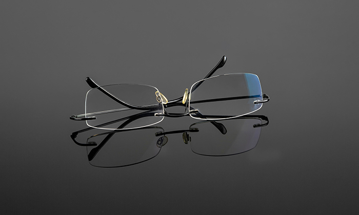 Безободковые очки на черном столе