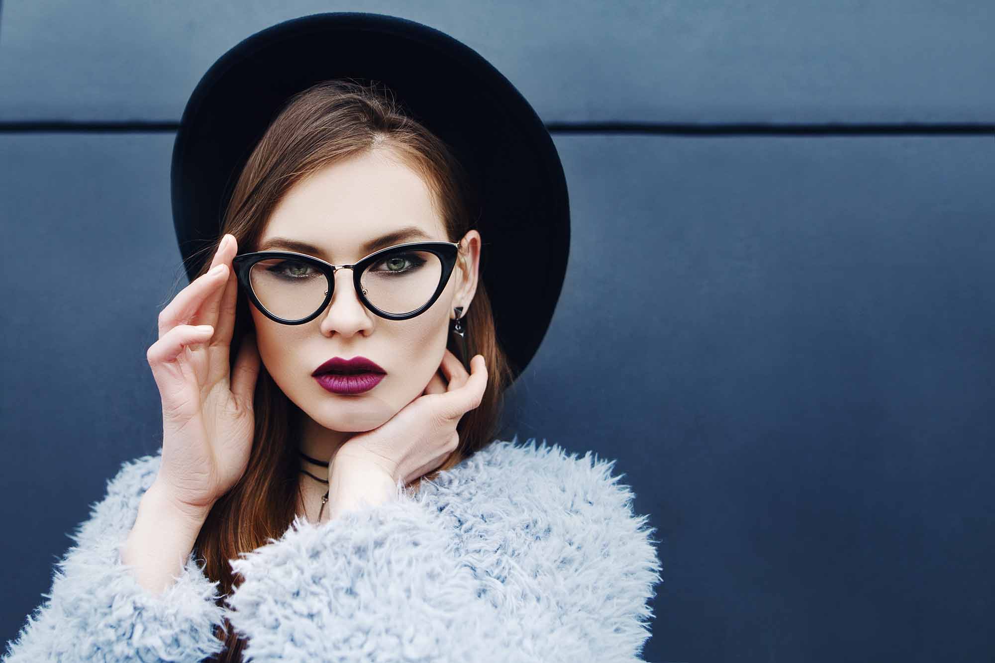 Советы по нанесению макияжа для женщин, носящих очки и контактные линзы