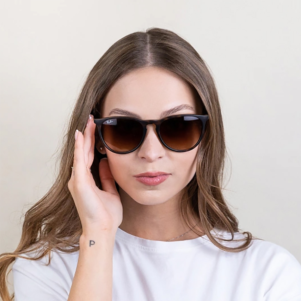 Очки Ray-Ban Erika на девушке